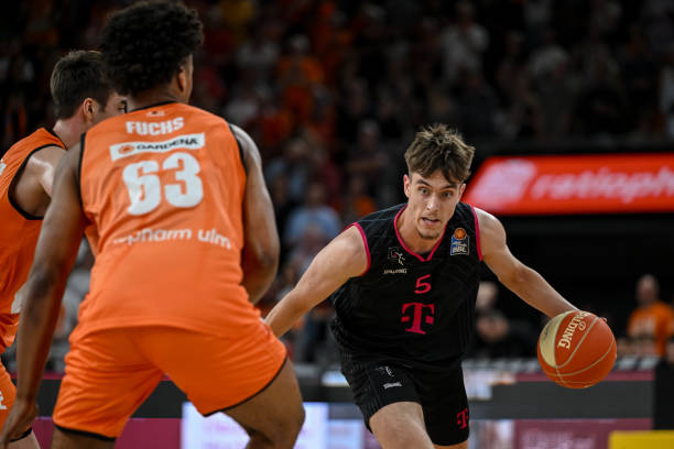 许昕因发球争议遭裁判警告，引发双标质疑，赛后归家因备战决赛及子女升学。