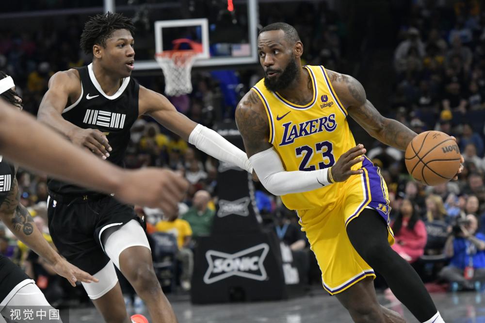 许昕因发球争议遭裁判警告，引发双标质疑，赛后归家因备战决赛及子女升学。